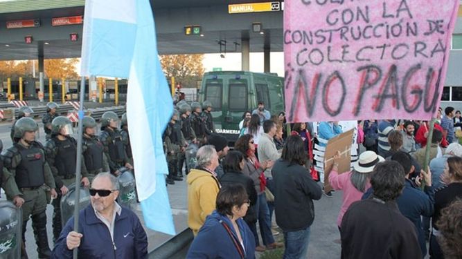 CALIENTE. Vecinos y gendarmes, en una de las tantas protestas contra el peaje..