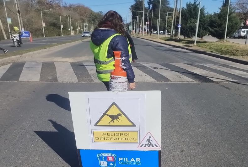 PELIGRO DINOSAURIOS. El cartel de advertencia sobre la Ruta 25, a metros de Parque Pilar Jurásico. Sergio.