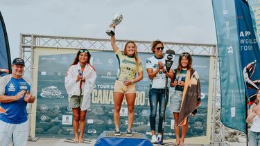 Lucía Cosoletto en lo alto del podio celebrando con el trofeo de Gran Canaria.