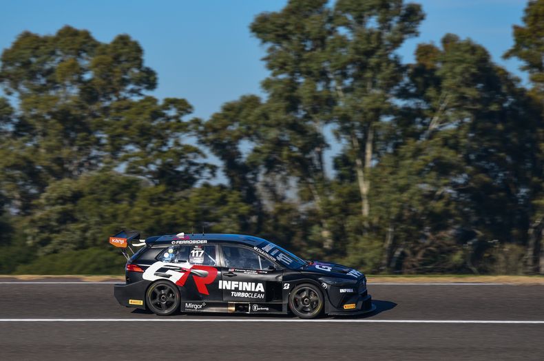 El Toyota Corolla Cross de Rossi en plena final del TC2000 en 9 de Julio.