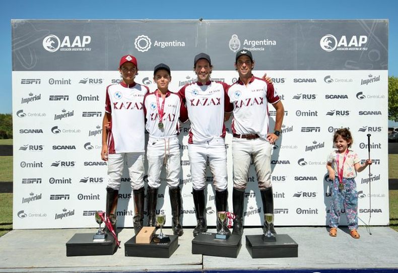 COPA SUBSIDIARIA. El cuarteto de Ellerstina La Zeta, que gan&oacute; el trofeo del diario La Naci&oacute;n.