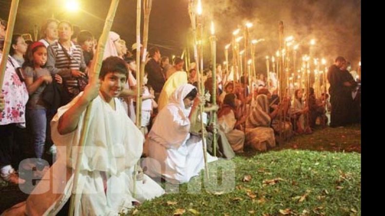 Las antorchas le dieron un marco imponente a la multitud de fieles..