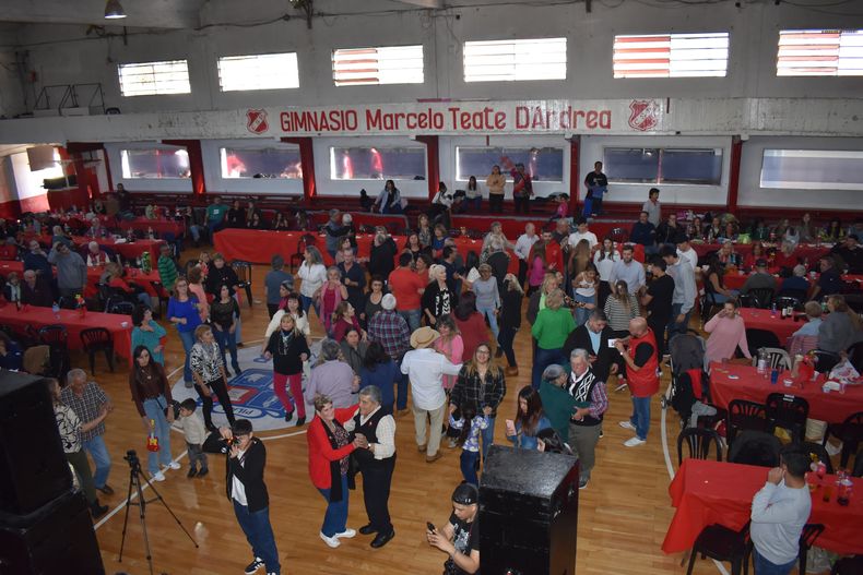 FESTEJO. Casi 500 personas celebraron los 92 años del Rojo de la Avenida.