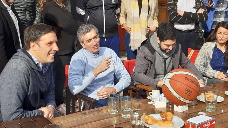 La pelota de básquet, presente..