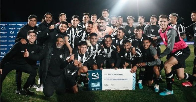 CHEQUE. Ingolotti (centro) posa con sus compañeros tras la clasificación en Córdoba.