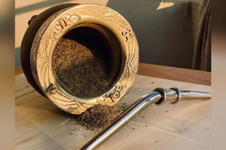 ¿Qué significa que se  te caiga la yerba del mate? (@RiveroJuan10)..jpg