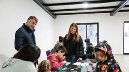 SAQUEN UNA HOJA. Achával y Peralta compartieron la actividad con los chicos.