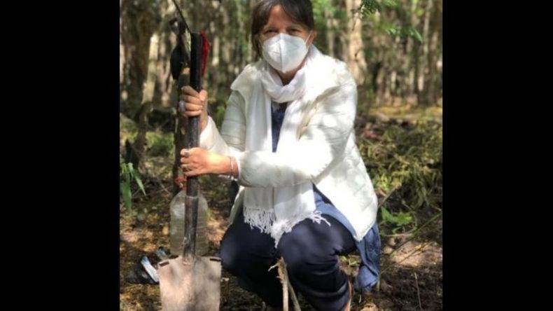 Claudia Piñeiro plantó una especia nativa en el Parque de la Memoria, de la Reserva Natural de Pilar. .