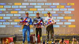 BUENA COSECHA. Rossi en el podio de San Juan junto a Vivian y Carabajal.