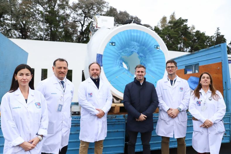 NUEVO. Achával recibió el nuevo equipo junto a las autoridades sanitarias. &nbsp; &nbsp;