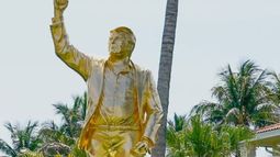 Inauguraron una impactante estatua dorada de Donald Trump en Miami Inauguraron una impactante estatua dorada de Donald Trump en Miami