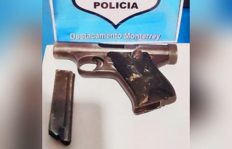 El arma que los dos jóvenes arrojaron al escapar de la policía.