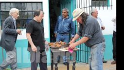 “Tito” Lucas y Pato Acevedo con el infaltable asado de festejo..