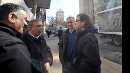 (Revista La Tecla). ESPERA. Zúccaro junto a funcionarios y apoderados, ayer, en La Plata..