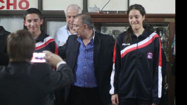 INDUMENTARIA. Zúccaro, custodiado por los atletas que exhiben la nueva ropa..