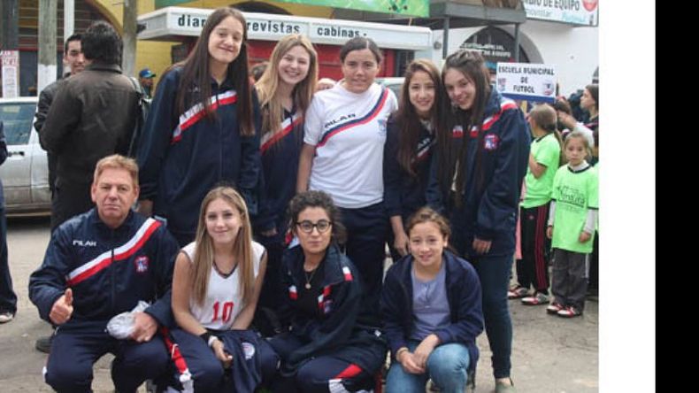 La delegación del Básquet Femenino es la que antes de viajar a Mar del Plata participó del desfile en las Fiestas Patronales del fin de semana. Pero la final Provincial no fue positiva para las locales que quedaron eliminadas en primera instancia..