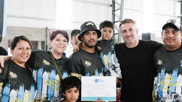 FÚTBOL CON LOS CHICOS. Achával acompañó la jornada en el Club Presidente Derqui.