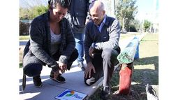VEREDA. Ducoté, con una vecina del barrio, en la nuevaobra..