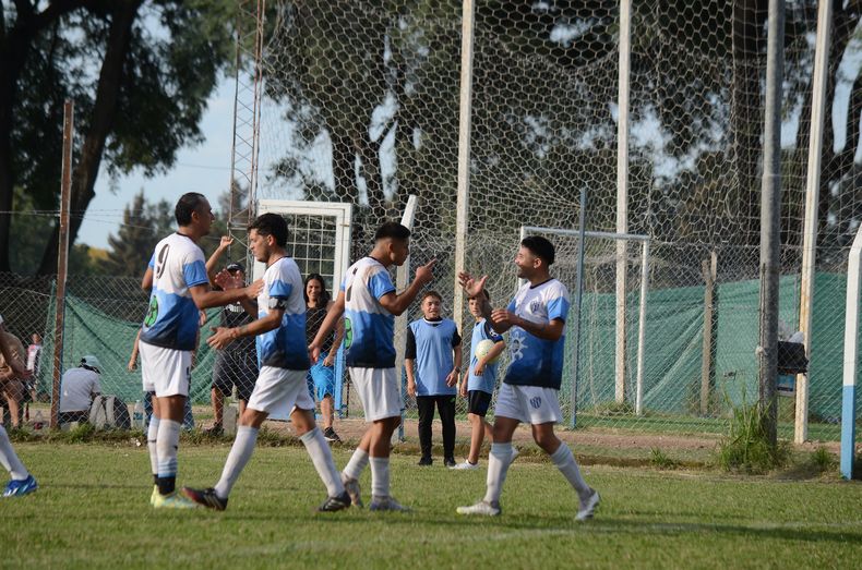 GOLEADOR. Facundo Peralta (der.) marcó el empate de San Alejo. Lo saluda Navarro, mientras Guarnizo habla con Coronel.