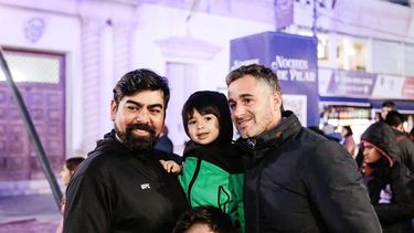 SALUDOS. Achával caminó por la plaza, donde había cientos de familias. &nbsp;