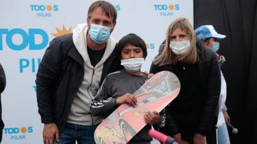 SOBRE RUEDAS. Laurent y Paula González, en la plaza de Los Cachorros, dónde compartieron actividades con los chicos ..