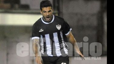 (Heva). Bianchi lo grita con todas las ganas. Fénix gana y sube..
