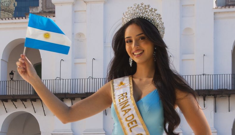 BANDERA EN ALTO. Sofía Mervic, de Pilar, Reina del Cacao 2024.