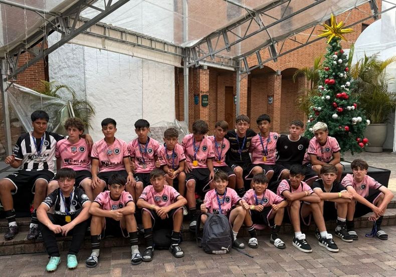 FELICES FIESTAS. Los chicos de la 2012 de Real Pilar posan en el ingreso al hotel junto al árbol de Navidad.