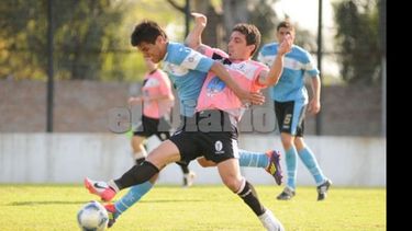 Fénix el sábado con el Tano. Fénix jugará el próximo sábado a las 15.30 ante Sportivo Italiano, por la 10ª fecha del torneo de la Primera C y no el viernes como se rumoreaba. En tanto, Berazategui quedó como único puntero tras vencer 2-0 ayer a Dock Sud con goles de Gustavo Pastor y Matías Italiani. Así llegó a los 21 puntos y manda en soledad, después de que UAI Urquiza (19) empatara 0-0 con Excursionistas..