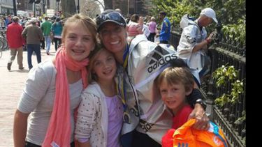 Laura Batllori junto a su familia, antes del Maratón de Estados Unidos..