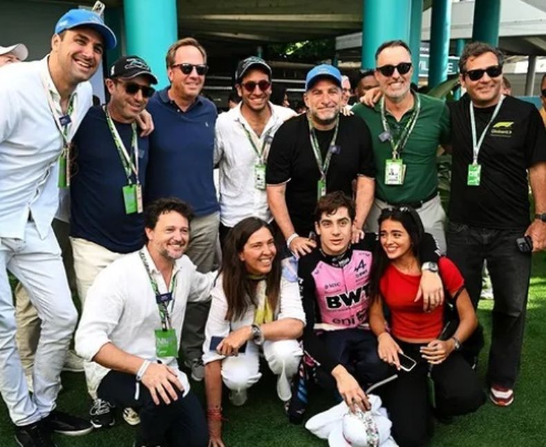 Colapinto con todo su equipo en Miami.