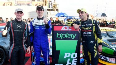 POLE. Catalán Magni marca el “1” custodiado por Otto Fritzler y Facundo Chapur. POLE. Catalán Magni marca el “1” custodiado por Otto Fritzler y Facundo Chapur.