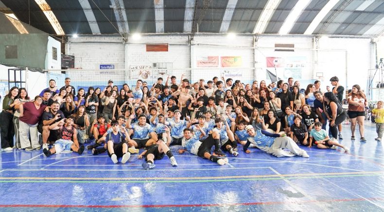 Todos los Albicelestes de Pilar celebrando el ascenso en la Federación Metropolitana.
