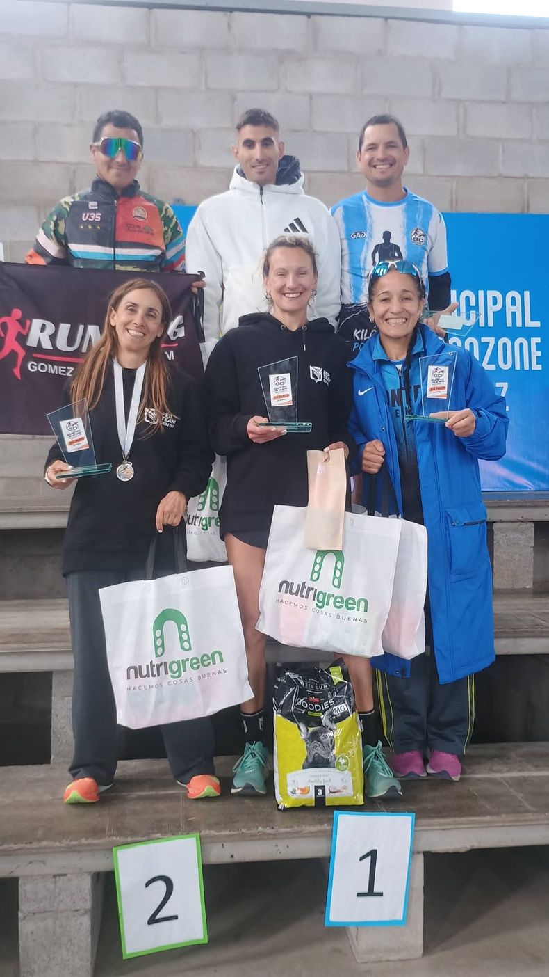 PODIO. Los ganadores de caballeros y damas de los 5K en Astolfi.