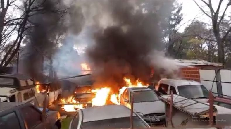 El incendio se desató esta mañana y siguen trabajando bomberos en el lugar.&nbsp;