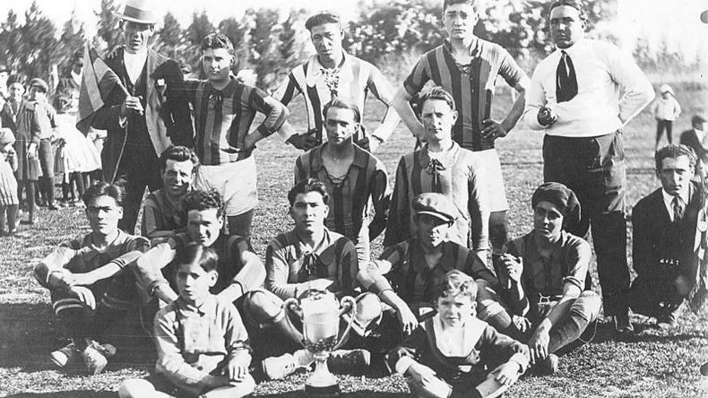 Jugadores del Club Atlético Pilar se mezclan con el público. La foto es del año 1937 y fue tomada en la vieja cancha del Rancho, en el centro de Pilar..
