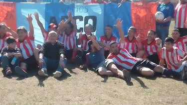 EQUIPO. Todo Arco Iris con el trofeo de campeón del Torneo Senior..