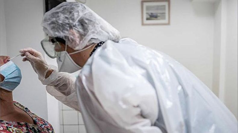 FALTA MENOS. A pocos días de empezar a vacunar, los casos se sostienen. .
