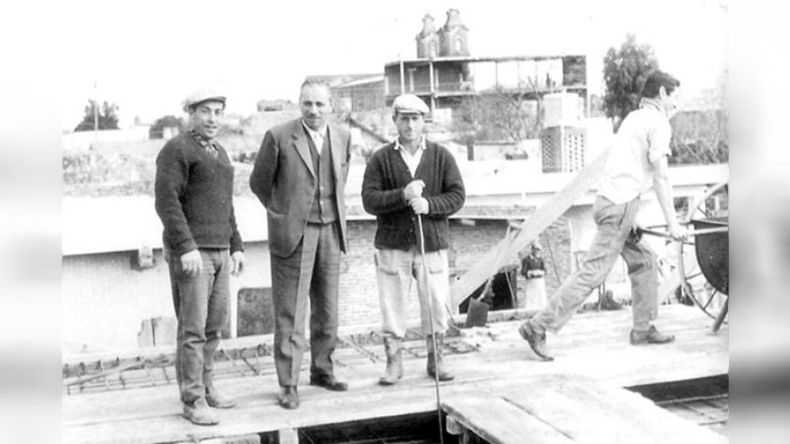 Construcción del edificio de Independencia y Víctor Vergani, en 1978. En el centro de la imagen se ubica el mentor del proyecto, don Pedro Bartolacci..
