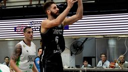 Patricio Tabarez aportando su juego ante Ferro para el regreso al triunfo del Negro.