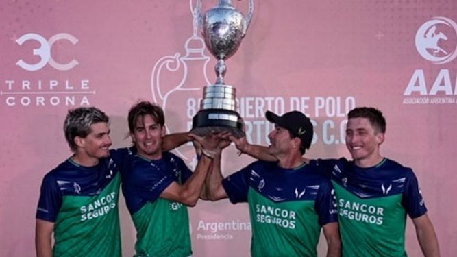 CAMPEONES. El cuarteto de los Castagnola y Cambiaso levanta la Copa Emilio de Anchorena.