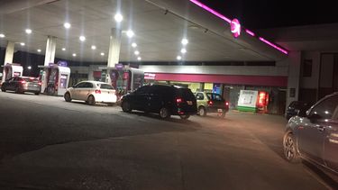 ESTACIÓN DE SERVICIO EN PILAR. En la noche de este martes, colas para ganarle al aumento.&nbsp;