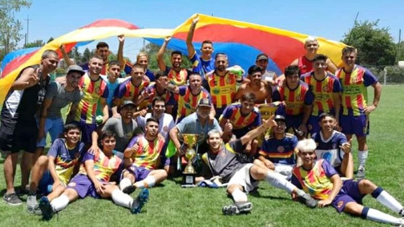 CAMPEÓN. Todo el equipo de América posa con la copa tras la consagración..