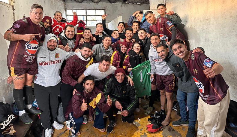 SEMIFINALISTAS. Los jugadores de Monterrey festejan en el vestuario el pase de ronda.