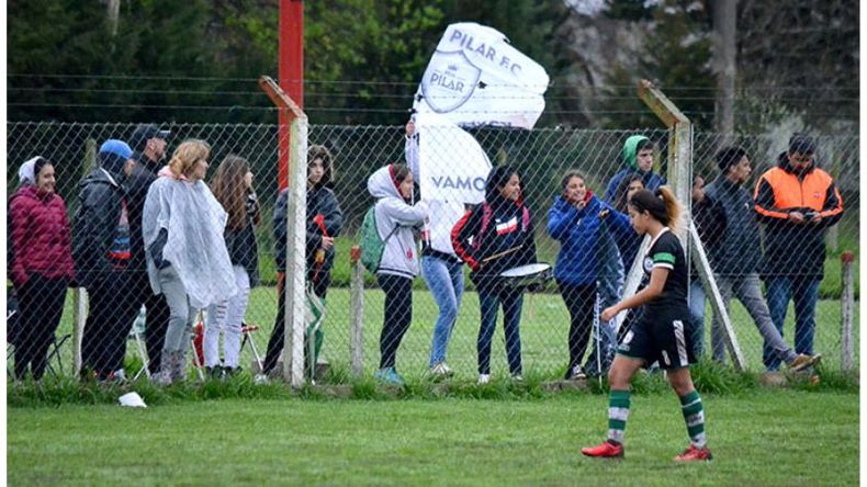 Cantando bajo la lluvia. El nuevo duelo femenino inaugurado este domingo entre Atlético y Real no se frenó por la lluvia. Y tampoco la hinchada escapó al mal clima. Cantando, con redoblantes y protección casera, alentaron a las chicas en el fútbol de AFA que gana adeptos en la ciudad. .