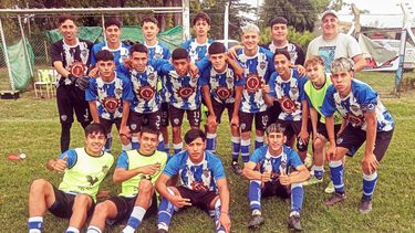 EQUIPO. La Sub 21 de Metalúrgico gritó campeón sin jugar.