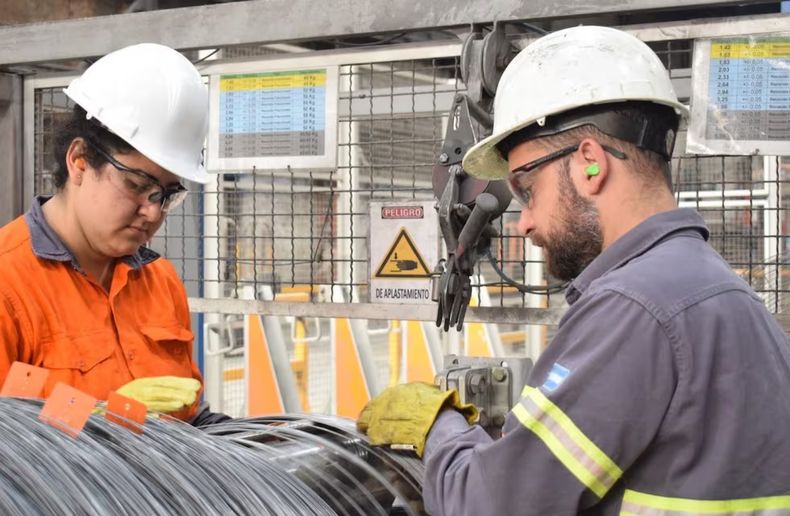 NUEVO PISO. Los trabajadores que ganen menos de $2 millones no tributarán.