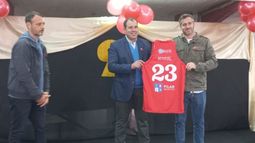 LA 23. El presidente rojo, Diego Lorge, le entrega una camiseta Achával; a su lado, Laurent. .