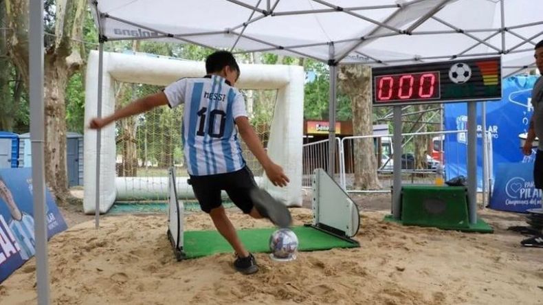 Chutómetro. La mayoría de los juegos de Parque Pilar este año tienen impronta futbolística. .