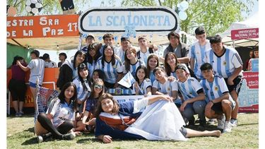 LA BATALLA DE LOS PUESTOS ESCOLARES. Este año la temática es los mundiales. Un total de 80 kioscos compiten por un premio que ayude a solventar el viaje de egresados..